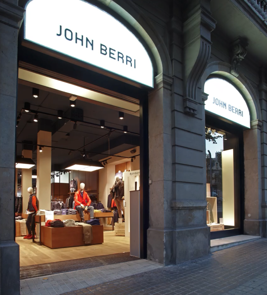 <span><span>Fotografia de l'exterior de la botiga JOHN BERRI, amb la identitat visual aplicada al cartell. Dissenyat per l'estudi </span><span>ESIETE</span><span> de branding i comunicaci&oacute;.</span></span>